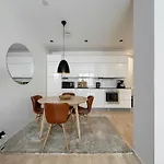 Modern 2br Downtown, Private Sauna, Workspace *