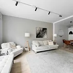 Modern 2br Downtown, Private Sauna, Workspace