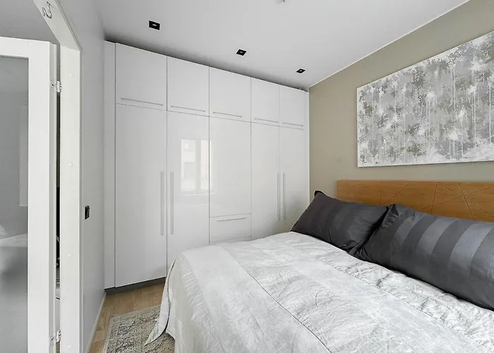 Modern 2br Downtown, Private Sauna, Workspace Appartement